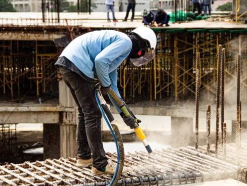 La sabbiatura dei ferri di armatura di un edificio in fase di costruzione.