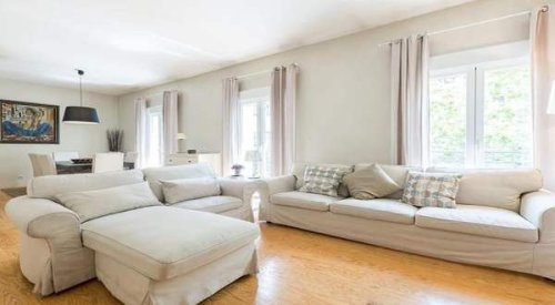Il salone di una villa ristrutturata a Monterotondo.