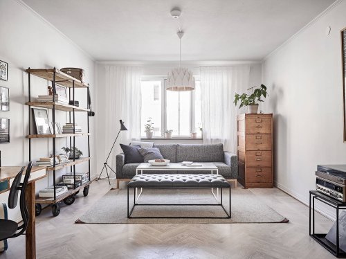 Salotto in stile nordico realizzato con la ristrutturazione di una casa nel quartiere Gallaratese di Milano.