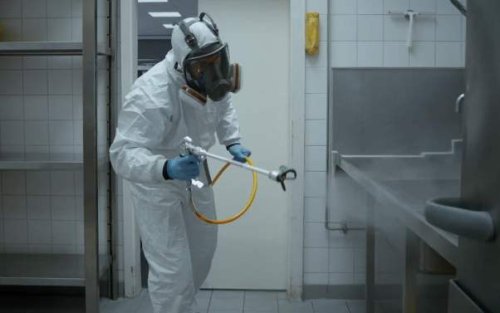 La sanificazione della cucina di un ristorante da parte di un operatore professionale.