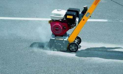 La scarifica di un manto stradale.