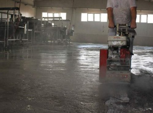 La scarifica di un pavimento industriale