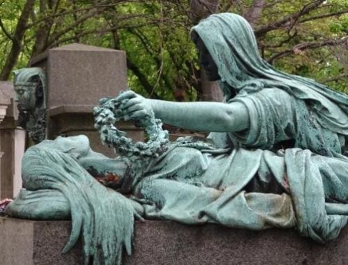 Scultura in bronzo di un monumento funebre di valore artistico.