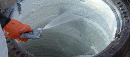 La sigillatura di un pozzetto con l'uso di resine.