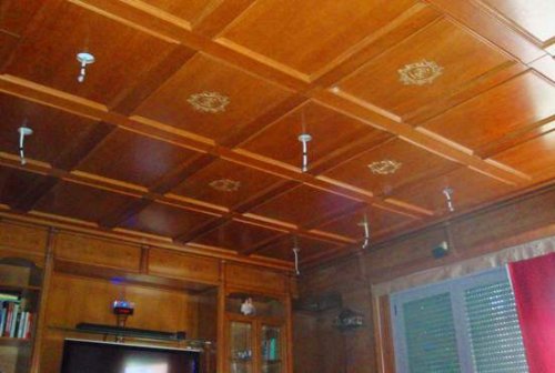 Un soffitto a cassettoni in legno.