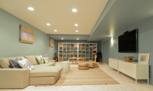 Un soffitto abbassato per l'inserimento di faretti.