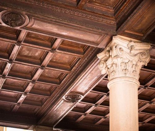 Un esempio di soffitto a cassettoni in legno.