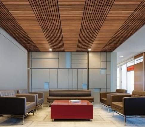 Soffitto in legno realizzato con pannelli modulari.