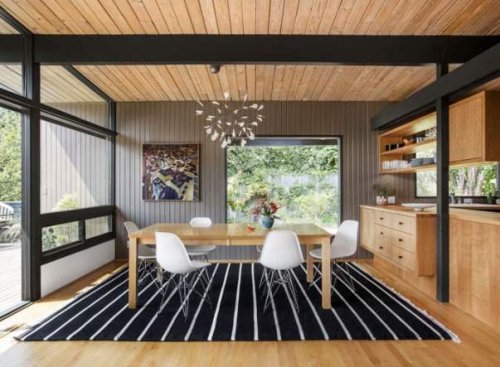 Un soffitto in legno con praline.
