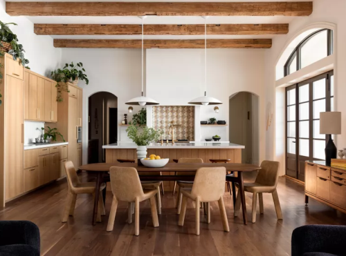Il soggiorno di una villa ristrutturata in provincia di Prato.