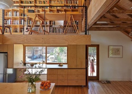 Un soppalco in legno con una bellissima libreria.