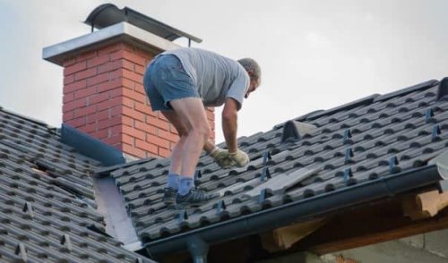 La sostituzione di alcuni coppi di un tetto.