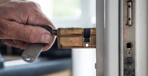La sostituzione di una serrata con l'installazione di un cilindro europeo.