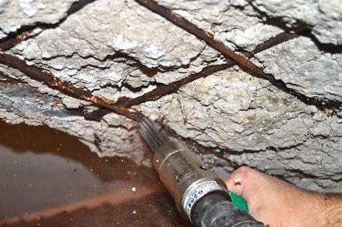 La spicconatura del frontalino di un balcone.