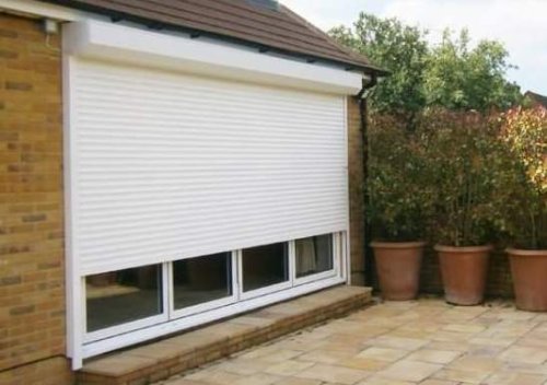 Una tapparella elettrica con cassonetto esterno