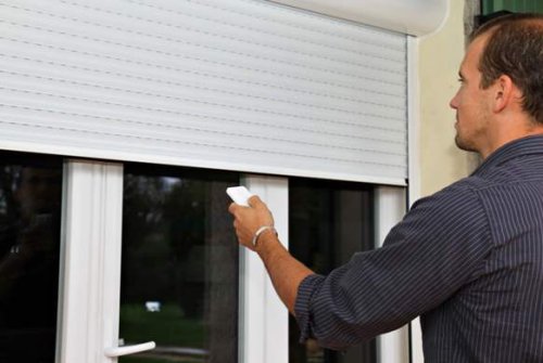 Installazione di una tapparella elettrica con telecomando.