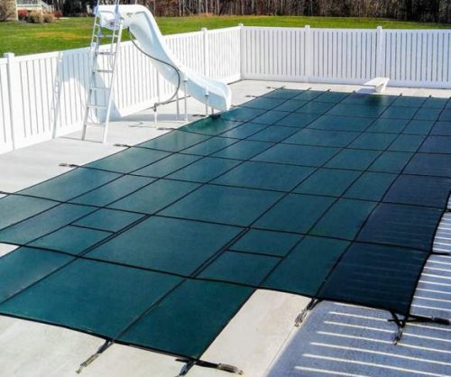 Una piscina ricoperta da un telo isotermico.