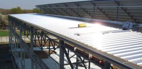 Una termocopertura in acciaio per capannoni industriali.