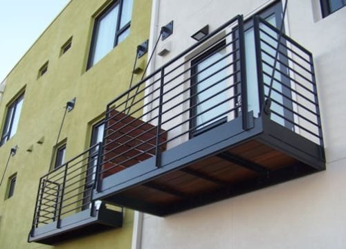 Un esempio di balcone costruito su edificio esistente.