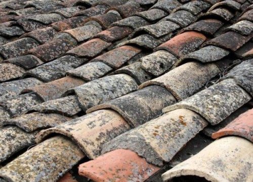 Un tetto da ristrutturare a Brescia.