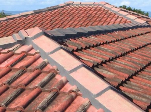 Un tetto ristrutturato a Bollate. L'intervento ha interessato la sola copertura.
