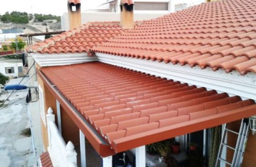Un tetto ristrutturato a Bologna da un'azienda affiliata di Edilnet.