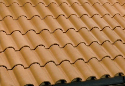 Un tetto ristrutturato a Paderno Dugnano, con sostituzione dei laterizi di copertura.