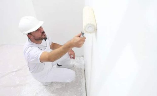 Posa di dropittura lavabile con la tecnica della tinteggiatura a rullo.