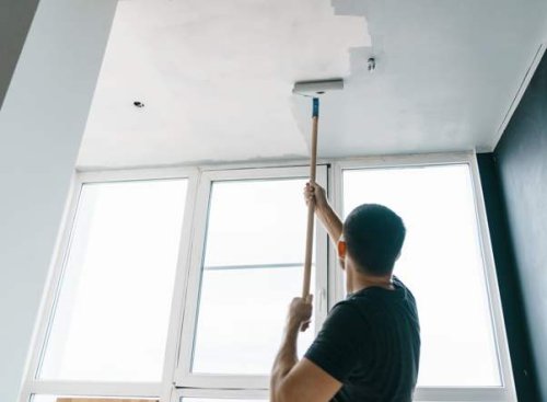 La tinteggiatura a rullo di un soffitto.