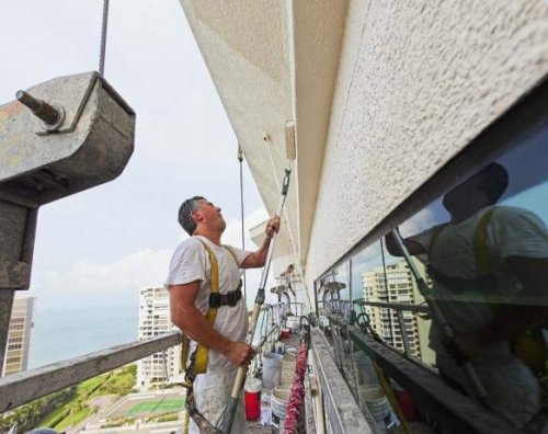 La tinteggiatura degli esterni di un condominio.