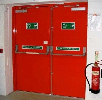 Una tipica porta tagliafuoco.