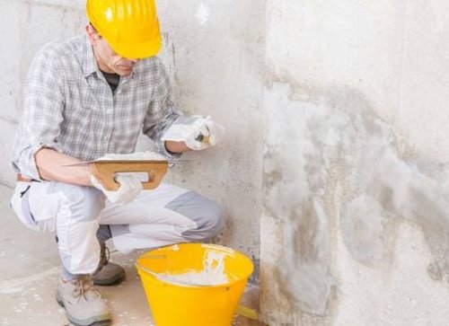 Il trattamento di un muro umido in una casa di Trieste.