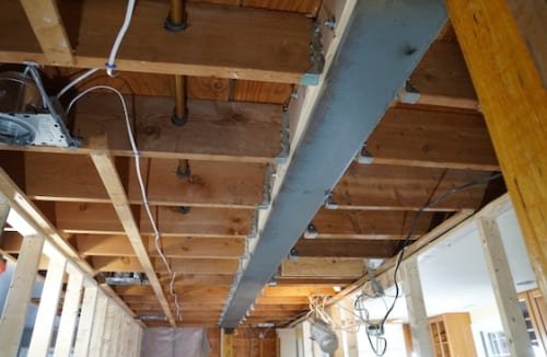 Una trave portante appena sostituita nel corso di una ristrutturazione.