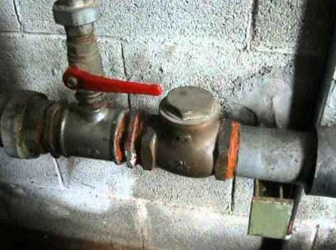 Un esempio di valvola di non ritorno che deve essere sostituita.