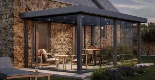 Una veranda in alluminio e vetro.