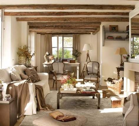 Una villa ristrutturata ad Anguillara Sabazia in stile rustico.